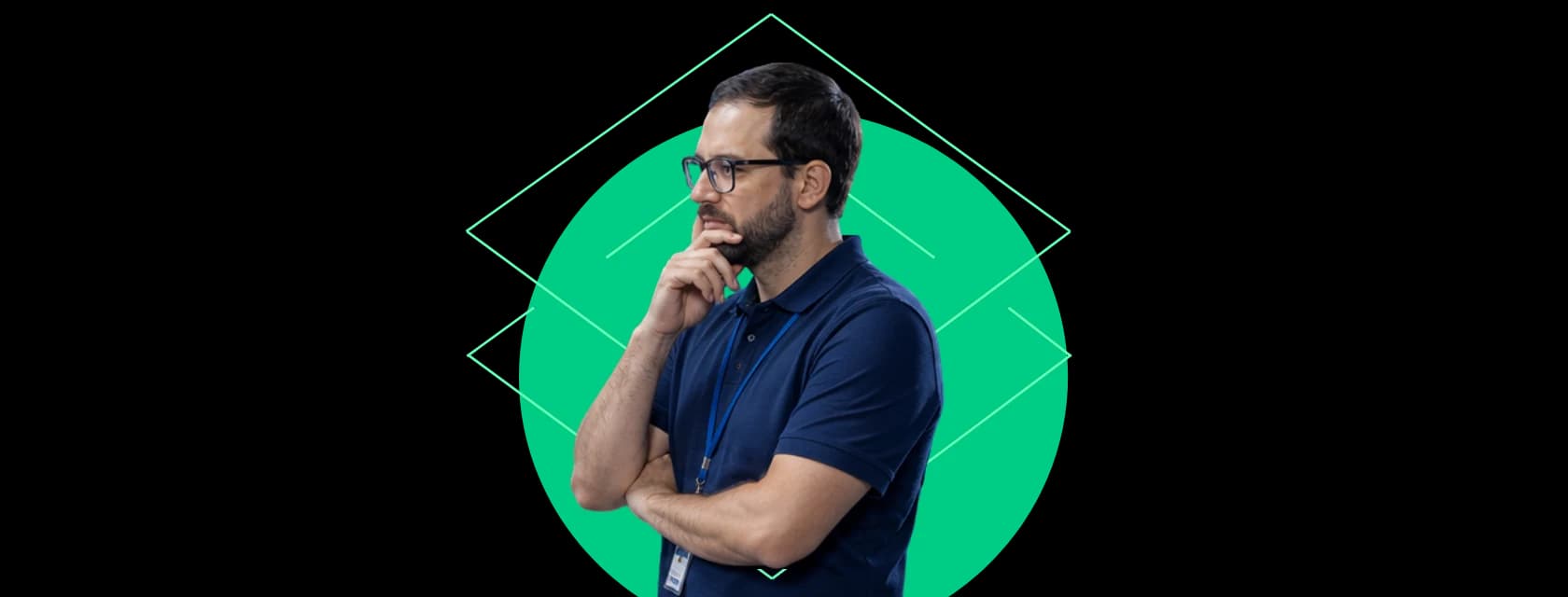 Analista de operación revisando información del periodo antes de convertirla en una explicación