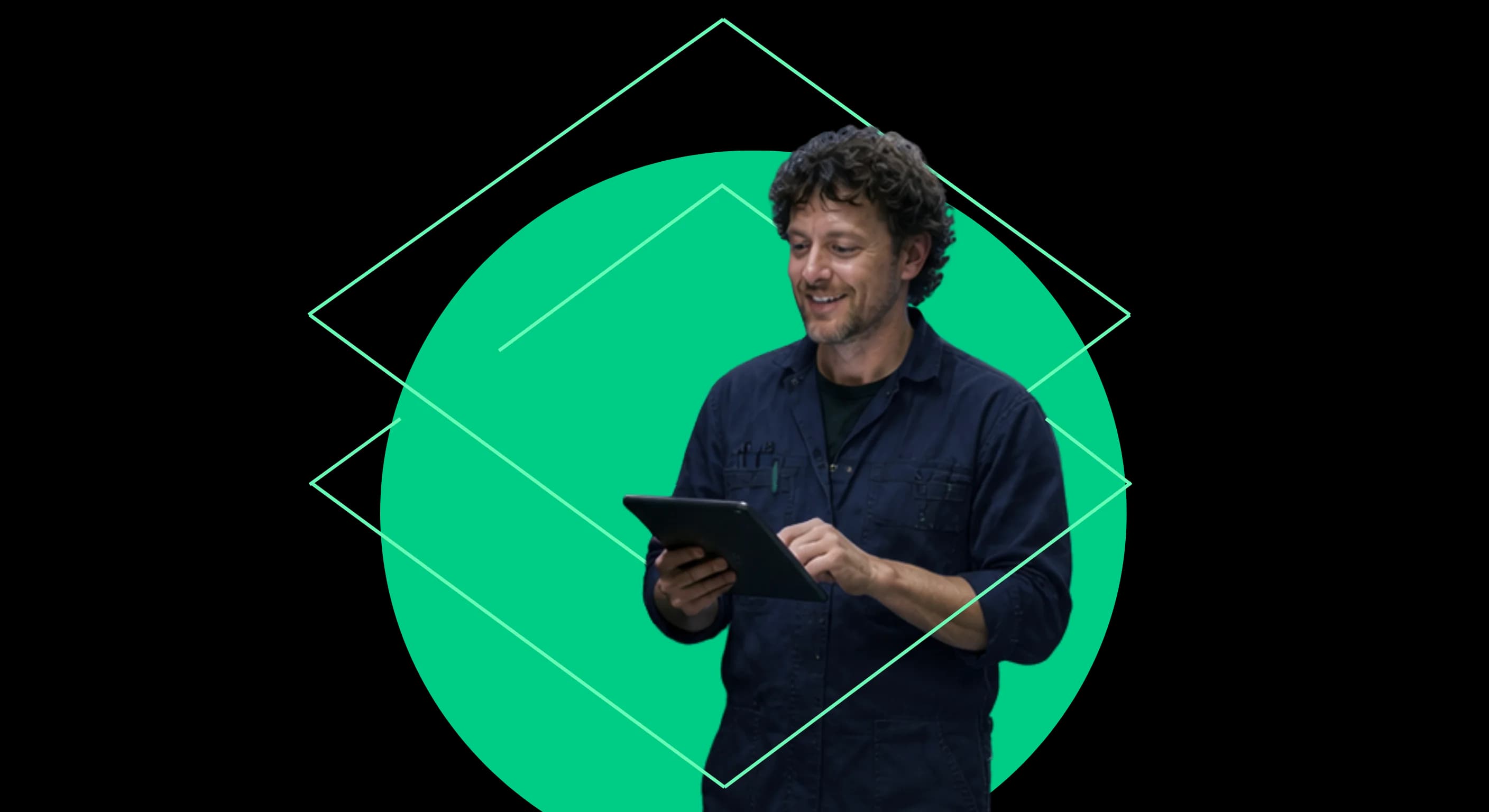 Operador de infraestructura revisando un procedimiento asistido en una tablet